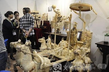 森博會(huì)木竹工藝品展區(qū) 木雕與牙雕爭奇斗艷，竹工藝品研發(fā)引領(lǐng)文旅新風(fēng)尚